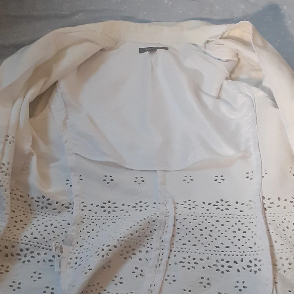 Ann Taylor White Eyelet Floral Cutout Blazer Jacket | Size 6 | Spring Chic - Picture 9 of 12